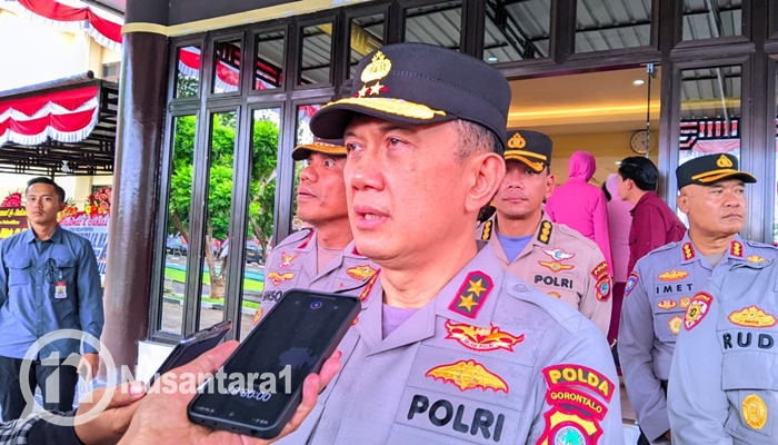 Kapolda Gorontalo Irjen Pol. Widodo saat diwawancarai awak media usai upacara serah terima pataka. [foto:juna/nusantara1]