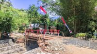 Jembatan darurat di Desa Ulapato B di cat merah putih. [foto:juna/nusantara1]