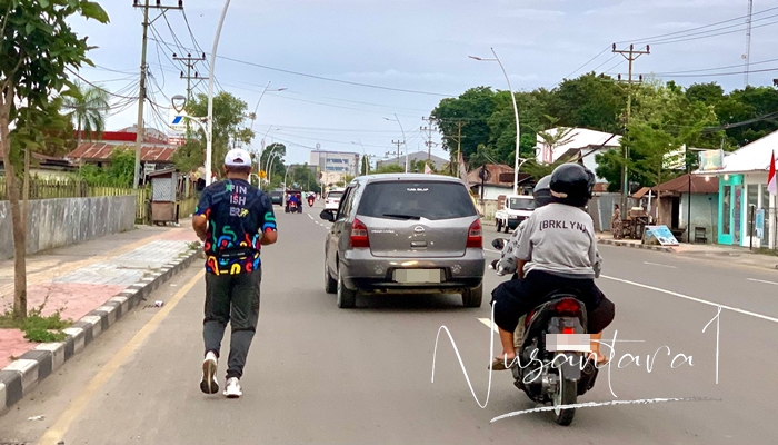 Pelari diminta untuk menjaga keselamatan dengan tidak menggunakan badan jalan. [foto:fikar/nusantara1]