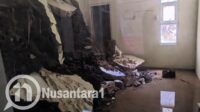 Salah satu ruangan di Puskesmas Telaga Puncak yang dipenuhi material longsor sejak Juni, hingga kini belum dibersihkan. [foto:juna/nusantara1]