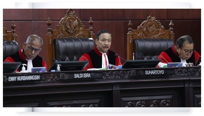 Ketua MK Suhartoyo (kanan) bersama Wakil Ketua MK Saldi Isra dan Hakim Konstitusi Arief Hidayat, dalam sidang pengucapan putusan Perkara 124/PUU-XXIII/2025 di Gedung MK, Kamis, 28 Agustus 2025. [foto:ist/humas MK]
