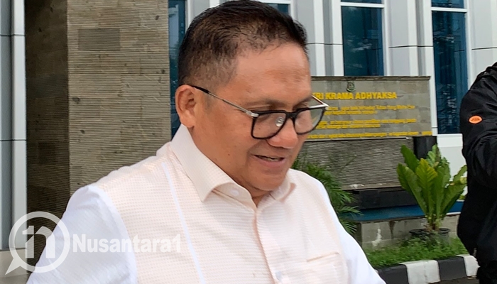 Mantan Wali Kota Gorontalo, Marten Taha saat hadir memenuhi panggilan Kejaksaan Tinggi Gorontalo, Selasa, 5 Agustus 2025. [foto:fikar/nusantara1]