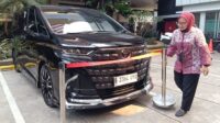 Mobil Alphard yang disita dari rumah dinas Wamenaker Noel Ebenezer diparkir di depan Gedung Merah Putih KPK, Jakarta, Selasa 26 Agustus 2025. [foto:ist/rmol]