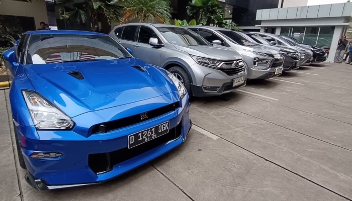 KPK memamerkan 22 kendaraan mobil dan motor hasil OTT terhadap Wamenaker, Immanuel Ebenezer alias Noel. [foto:ist/rmol]