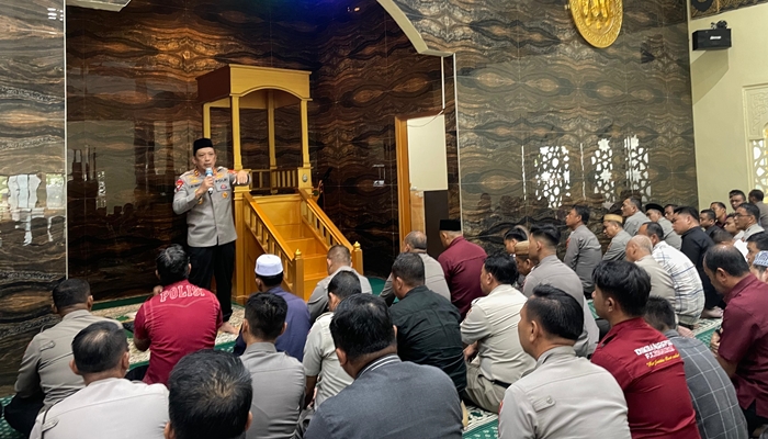 Kapolda Gorontalo, Irjen Pol. Drs. R. Eko Wahyu Prasetyo, saat mengajak personilnya untuk memakmurkan masjid. /ist