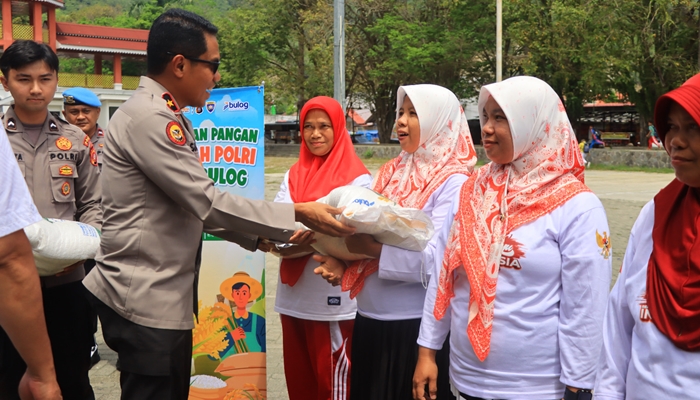 Wakapolda Gorontalo, Brigjen Pol Simson Zet Ringu di lokasi Gerakan Pangan Murah. /ist