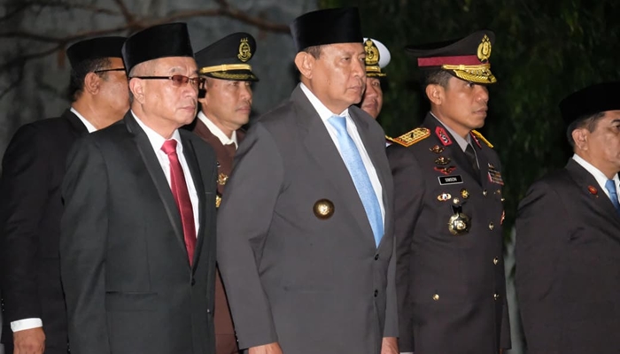 Wakapolda Gorontalo, Brigjen Pol. Simson Z. Ringu (ketiga dari kiri) saat menghadiri Apel Kehormatan di TMP Pentadio.