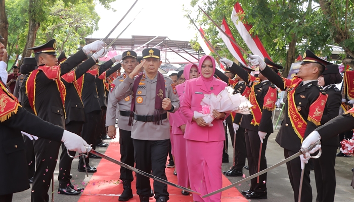 Kapolda Gorontalo Irjen Pol. Drs. Widodo, disambut dengan tradisi kehormatan Pedang Pora, Kamis 21 Agustus 2025./ist