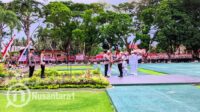 Kapolda Gorontalo Irjen Pol. Widodo saat menerima Pataka Mo'odelo Ayuwa dari Irjen Pol R. Eko Wahyu Prasetyo. [foto:juna/nusantara1]
