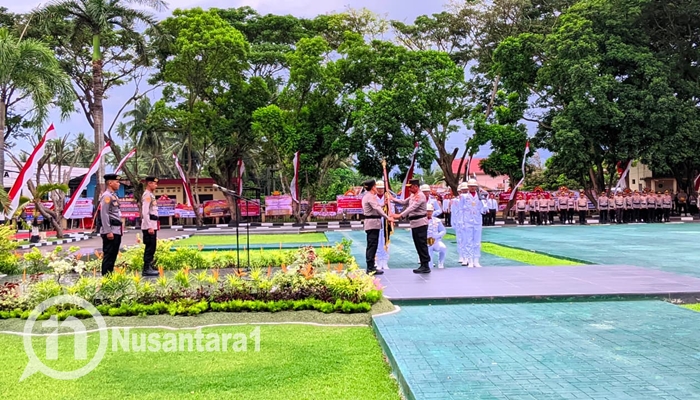 Kapolda Gorontalo Irjen Pol. Widodo saat menerima Pataka Mo'odelo Ayuwa dari Irjen Pol R. Eko Wahyu Prasetyo. [foto:juna/nusantara1]