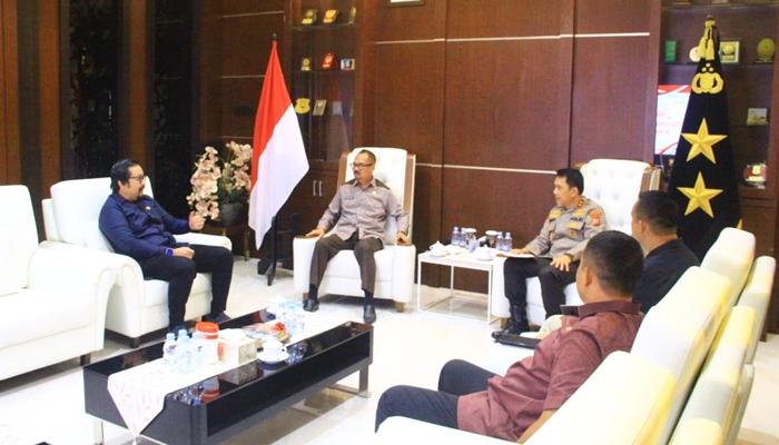 Dari kiri ke kanan: Sekretaris Komisi II, Erwinsyah Ismail, Ketua DPRD Gorontalo, Idrus M. Thomas Mopili, Kapolda Gorontalo, Irjen Pol. Drs. Widodo saat berlangsung audiensi, Kamis 28 Agustus 2025. [foto:ist/humas polda]