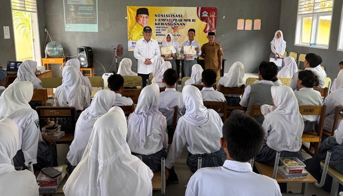 RH 1 Anggota DPR RI, Rusli Habibie saat sosialisasikan Empat Pilar Kebangsaan di SMA Negeri Mananggu. /ist