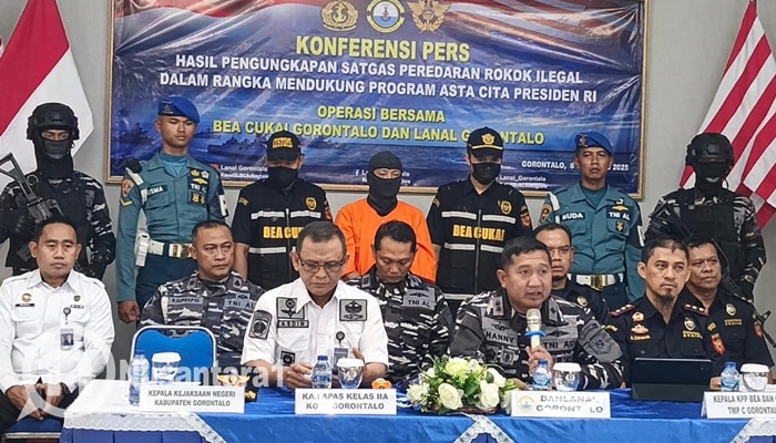 Petugas dari Bea Cukai dan TNI AL Gorontalo saat melakukan konferensi pers terkait peredaran rokok ilegal, Rabu 6 Juli 2025. [foto:fikar/nusantara1]