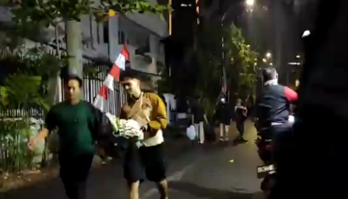 Massa terlihat membawa barang yang dijarah dari rumah Eko Patrio [foto:ist/tangkapan layar]
