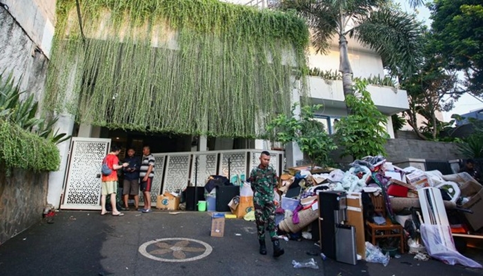 Kondisi rumah Menteri Keuangan, Sri Mulyani usai didatangi warga. [foto:ist/antara]