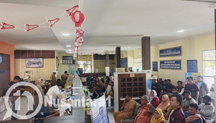 Warga antusias mengurus penghapusan pajak di Samsat Kabupaten Gorontalo. [foto:juna/nusantara1]