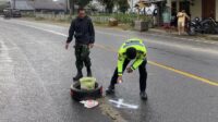 Keterangan: Petugas dari Kepolisian saat melakukan olah TKP di lokasi kecelakaan. [foto: istimewa]