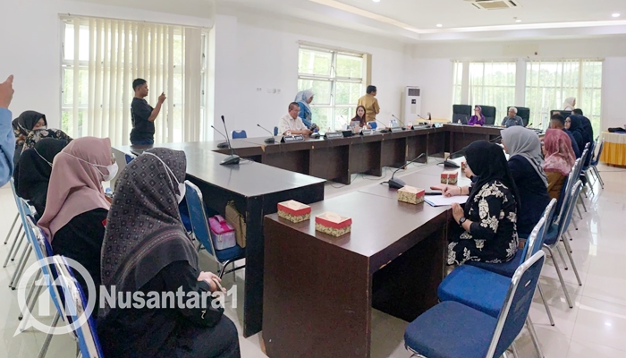Sesaat sebelum dilakukan RDP secara tertutup oleh Komisi I DPRD Prvinsi Gorontalo terkait dugaan kasus pelecehan seksual oleh mantan Rektor UNUGO, Selasa 9 September 2025. [foto: fikar/nusantara1]