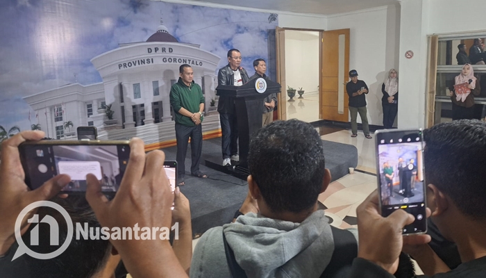 Badan Kehormatan DPRD Provinsi Gorontalo saat menggelar konferensi pers terkait video anggota Komisi I, Wahyudin Moridu. [foto:nusantara1]