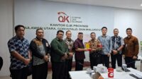 Ketua DPRD Kabupaten Gorontalo, Zulfikar Usira (keempat dari kiri) di Kantor OJK Manado, Sulawesi Utara. [foto:ist/humas]