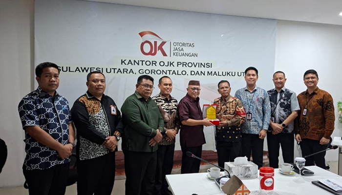 Ketua DPRD Kabupaten Gorontalo, Zulfikar Usira (keempat dari kiri) di Kantor OJK Manado, Sulawesi Utara. [foto:ist/humas]