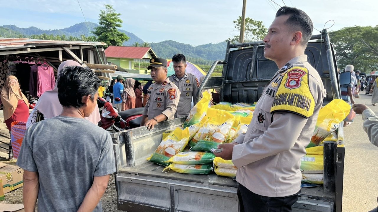Anggota Polres Pohuwato saat menggelar gerakan pangan murah. [foto: istimewa]