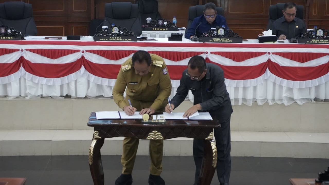 Ketua DPRD Provinsi Gorontalo, Idrus Thomas Mopili bersama Gubernur, Gusnar Ismail saat pemandatanganan nota kesepakatan dalam rapat Paripurna ke-42, Senin, 8 September 2025. [foto: istimewa/setwan]