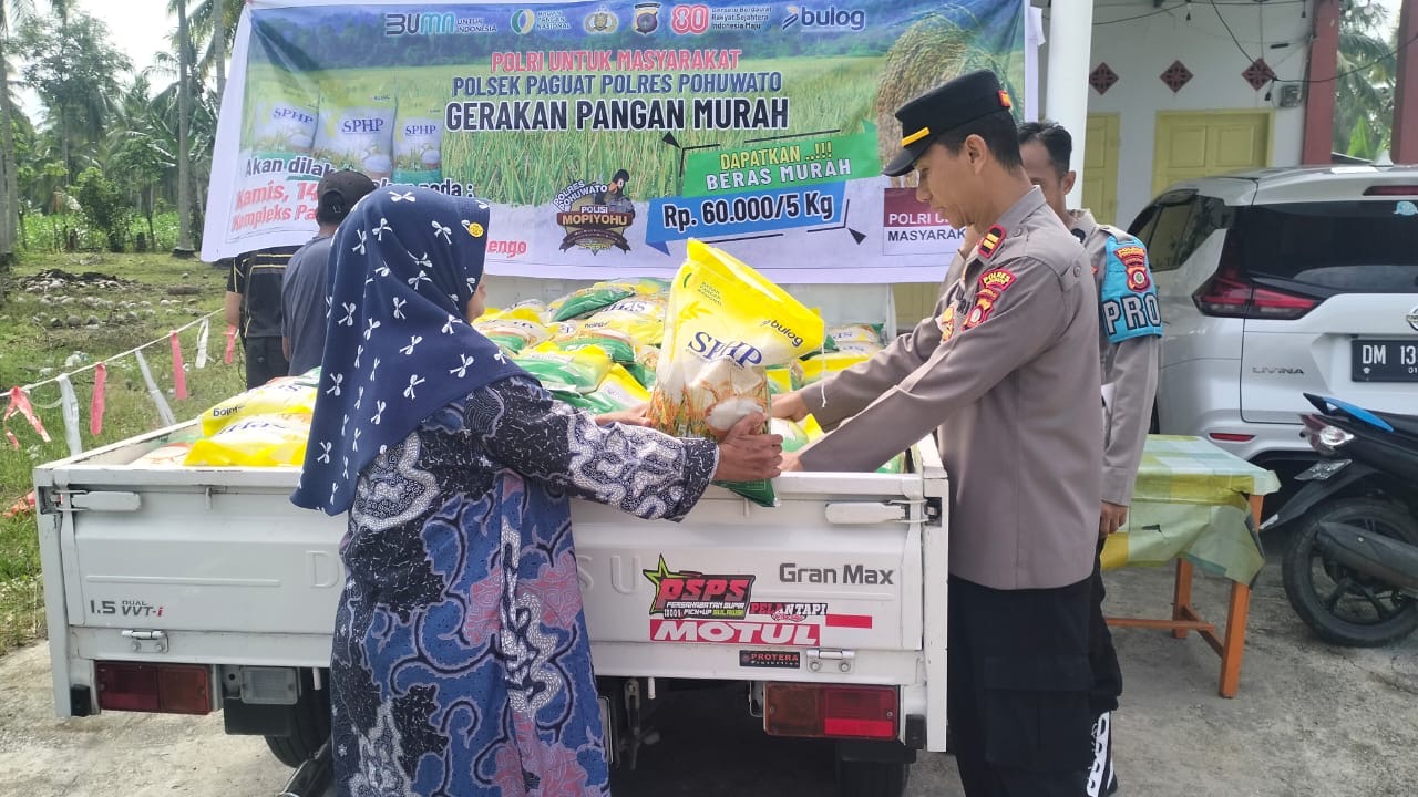 Anggota Polres Pohuwato saat menggelar pangan murah. [foto: istimewa]