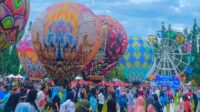 Ratusan warga saat menyaksikan Festival Balon Udara 2025 di Alun-alun Tilamuta, Kabupaten Boalemo, Sabtu 6 September 2025. [foto:ist]