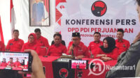 Sekretaris DPD PDI Perjuangan Gorontalo, La Ode Haimudin bersama sejumlah pengurus saat memberikan keterangan pers, Ahad, 21 September 2025. [foto: nusantara1]