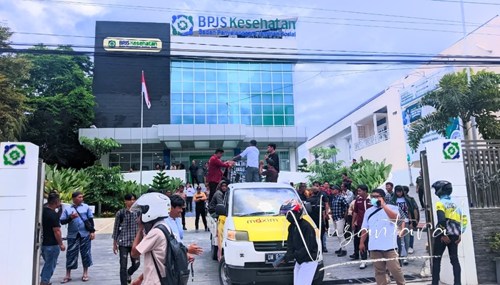 Aliansi Mahasiswa gelar aksi di depan kantor BPJS Kesehatan Gorontalo. [foto:juna/nusantara1]