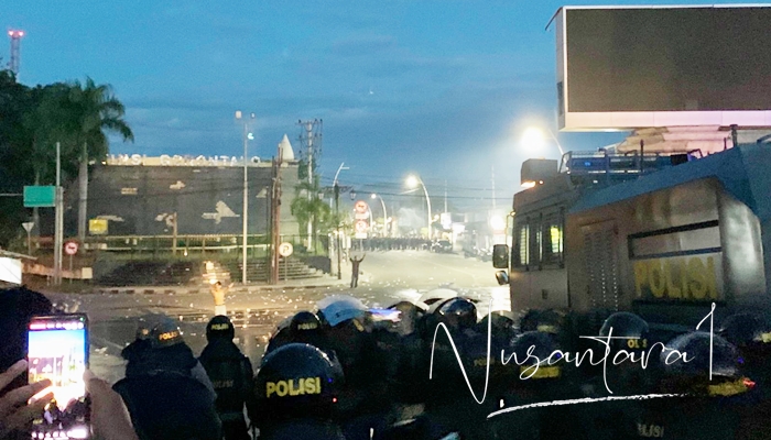 Massa aksi yang tergabung dalam Aliansi Merah Putih saat dipukul mundur oleh polisi dari Simpang Lima Telaga, ke kampus UNG. [foto:fikar/nusantara1]