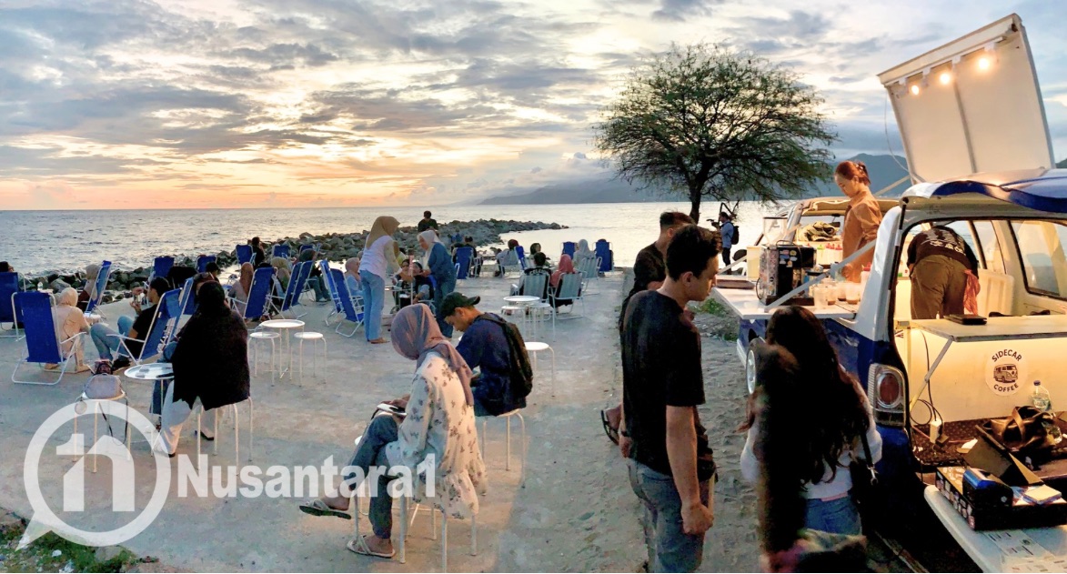 Pengunjung Side Car Coffee saat menikmati sunset, Rabu, 10 September 2025. [foto: fikarbuntuan/nusantara1]
