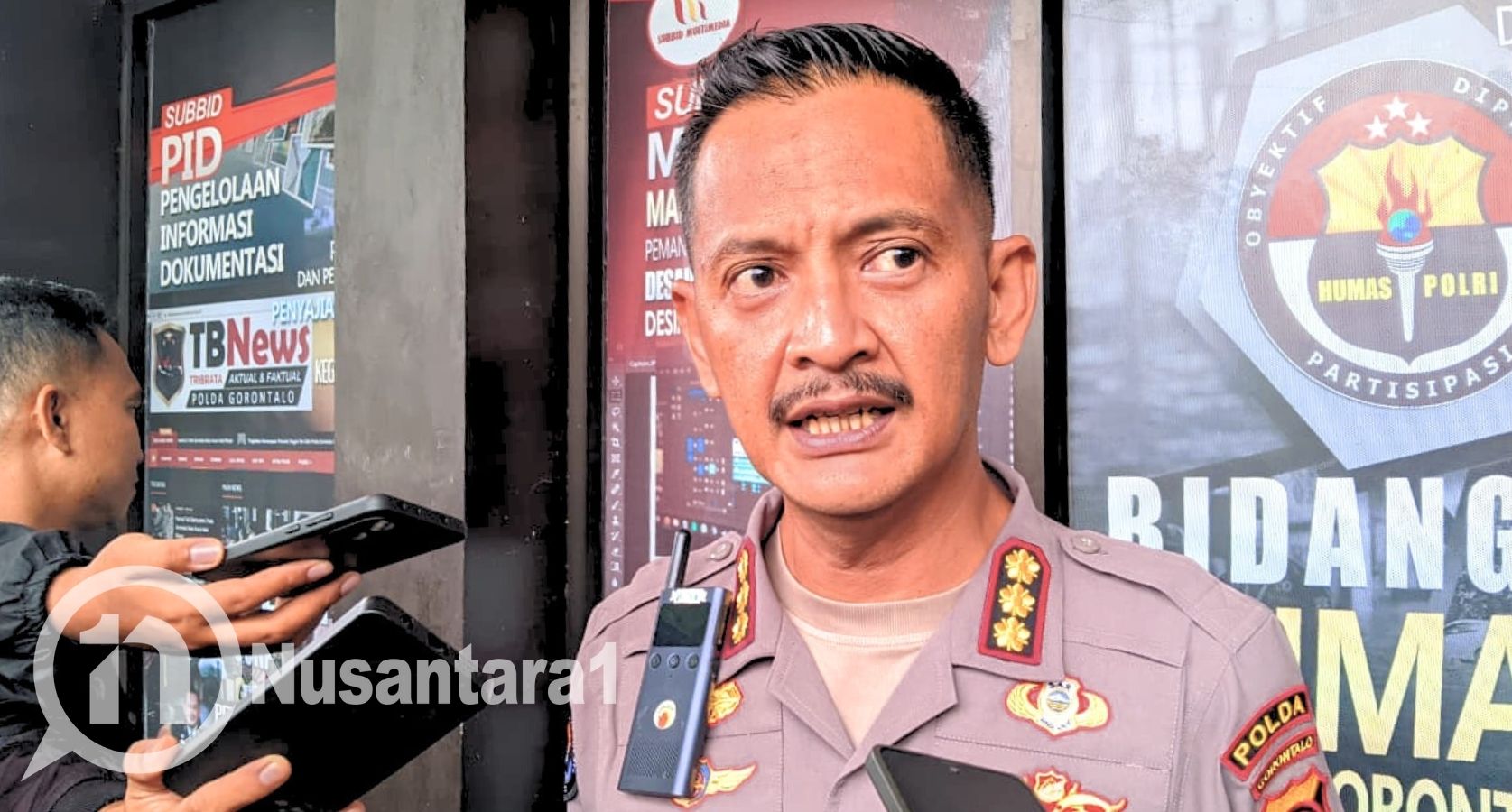 Kabid Humas Polda Gorontalo AKBP Desmont Harjendro saat diwawancarai awak media. [foto:juna/nusantara1]