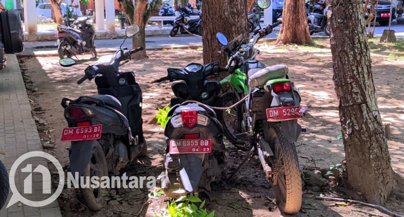 Sejumlah unit motor dinas rusak masih terparkir di halaman belakang kantor bupati kabgor. [foto:juna/nusantara1]