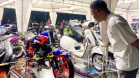 Salah satu sepeda motor RX King yang telah dimodifikasi hingga Rp 120 juta diikutsertakan dalam kontes yang digelar IMI Festival di halaman rektorat UNG, Ahad 14 September 2025. [foto:fikar/nusantara1]
