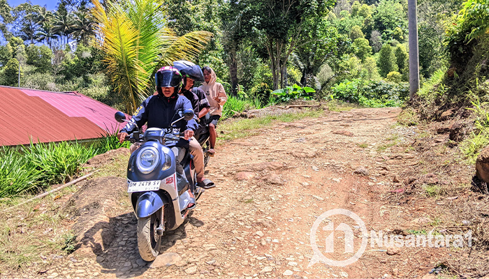 Warga keluhkan jalan rusak penghubung Malahu - Tapaluluo. [foto:juna/nusantara1]