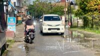 Kondisi Jalan Dewi Sartika tepat di samping Kampus UNG yang rusak dan berlubang Sabtu 6 September 2025. [foto:fikar/nusantara1]
