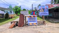 Warga blokade jalan di Desa Pentadio Barat. [foto:juna/nusantara1]