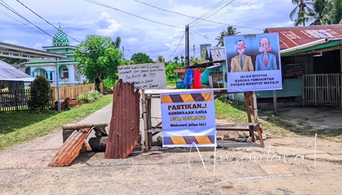 Warga blokade jalan di Desa Pentadio Barat. [foto:juna/nusantara1]