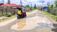 Kondisi jalan di Pentadio Barat yang tak kunjung diperbaiki. [foto:juna/nusantara1]