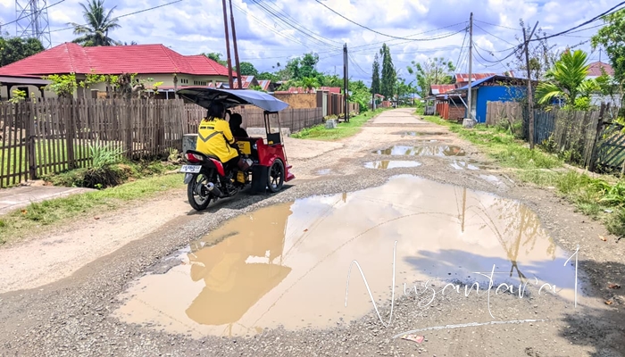 Kondisi jalan di Pentadio Barat yang tak kunjung diperbaiki. [foto:juna/nusantara1]