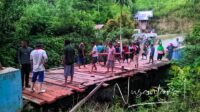 Warga Ulapato B perbaiki jembatan secara swadaya. [foto:juna/nusantara1]
