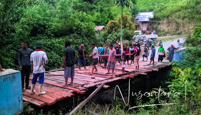 Warga Ulapato B perbaiki jembatan secara swadaya. [foto:juna/nusantara1]