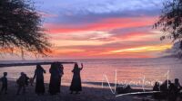 Menikmati lukisan alam senja di pantai kurenai. [foto:juna/nusantara1]