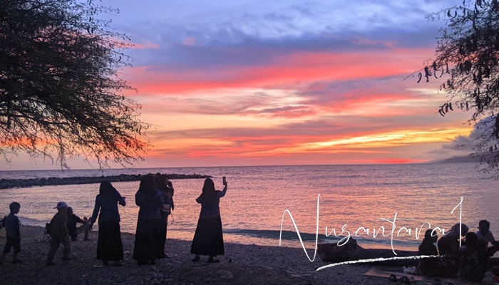 Menikmati lukisan alam senja di pantai kurenai. [foto:juna/nusantara1]