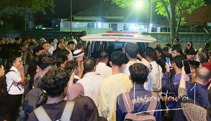 Suasana pelepasan jenazah Muhammad Jeksen ruang jenazah RS Aloei Saboe, Senin malam 22 September 2025. [foto:fikar/nusantara1]