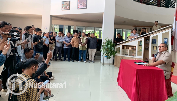 Rektor UNG, Eduart Wolok saat memberikan keterangan pers, Selasa, 23 September 2025. [fikar/nusantara1]