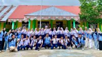 Sesi foto bersama mahasiswa KKN Desa Padengo dan siswa SMPN 3 Limboto Barat, Selasa 9 September 2025. [foto:ist]