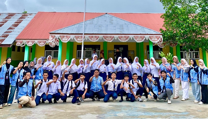 Sesi foto bersama mahasiswa KKN Desa Padengo dan siswa SMPN 3 Limboto Barat, Selasa 9 September 2025. [foto:ist]